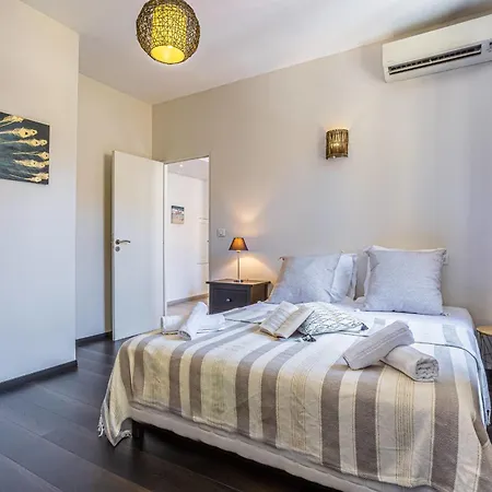 Guisol - Typical 3 Bedroom Ac Near Port Apartment