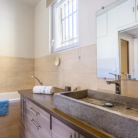 아파트 Guisol - Typical 3 Bedroom Ac Near Port 니스